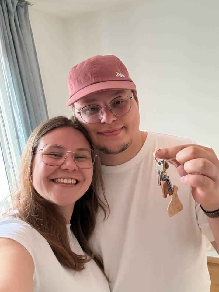 Nous deux, selfie tout sourire avec les clés du nouvel appart' fraîchement reçues.
