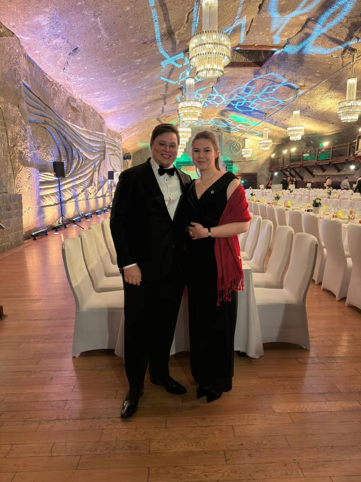 Nous deux en tenue de gala dans une salle de bal aux lustres scintillants — une soirée à danser.