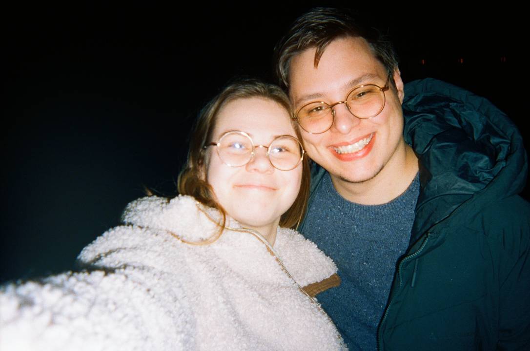 Nous deux, selfie de nuit joue contre joue, doudoune et grands sourires.
